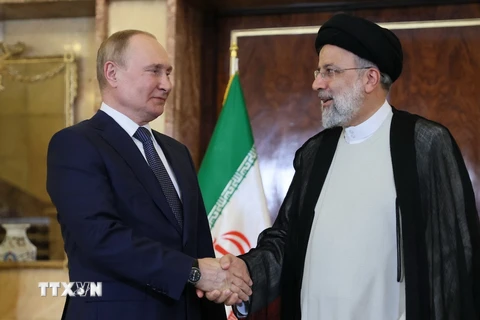 Tổng thống Iran Ebrahim Raisi (phải) và Tổng thống Nga Vladimir Putin. (Ảnh: AFP/TTXVN)