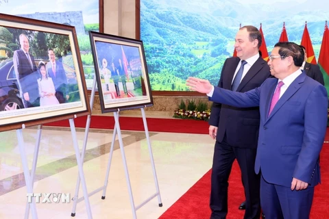Thủ tướng Phạm Minh Chính và Thủ tướng Belarus tham quan trưng bày ảnh của TTXVN