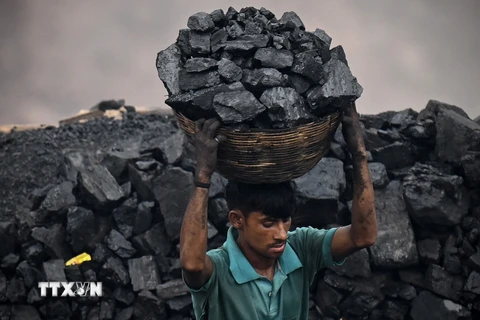 Thu nhặt than đá tại một khu mỏ ở ngoại ô Dhanbad, Ấn Độ ngày 6/7/2023. (Ảnh: AFP/TTXVN)