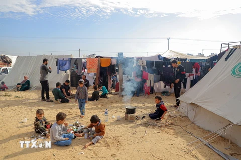 Người dân tại một trại tạm ở Dải Gaza ngày 8/12/2023. (Ảnh: THX/TTXVN)