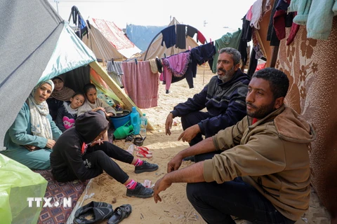 Người dân tại khu lều tạm ở Rafah, Dải Gaza, ngày 8/12/2023. (Ảnh: THX/TTXVN)