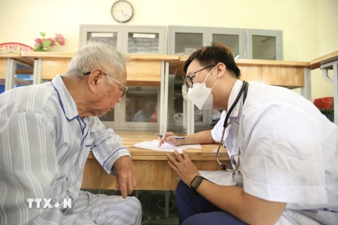 Bác sỹ khám bệnh cho người dân tại Hải Phòng. (Ảnh: Minh Quyết/TTXVN)