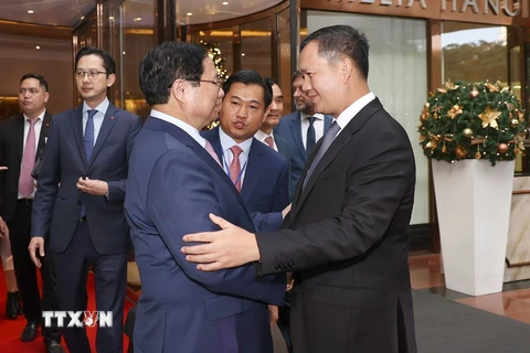 Thủ tướng Phạm Minh Chính tiễn Thủ tướng Vương quốc Campuchia Samdech Moha Bovor Thipadei Hun Manet kết thúc chuyến thăm chính thức Việt Nam. (Ảnh: Dương Giang/TTXVN)