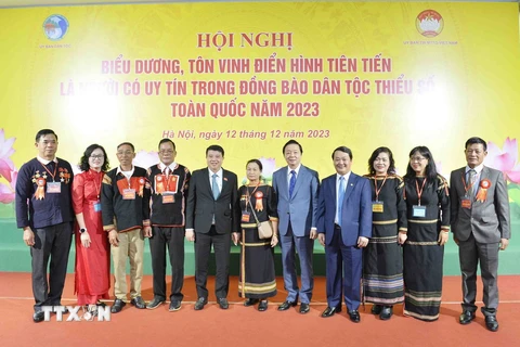 Phó Thủ tướng Trần Hồng Hà với các đại biểu. (Ảnh: Minh Đức/TTXVN)