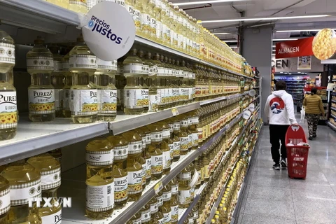 Khách hàng mua sắm tại một siêu thị ở Buenos Aires, Argentina, ngày 11/5/2023. (Ảnh: AFP/TTXVN)