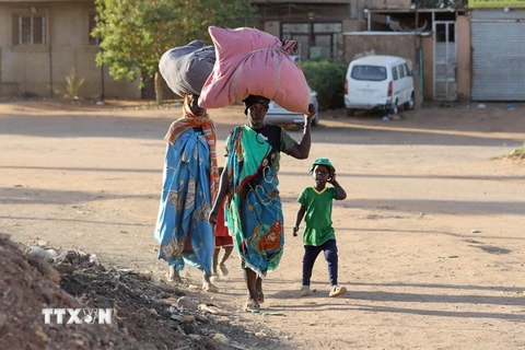 Người dân sơ tán tránh xung đột tại Khartoum, Sudan ngày 19/4/2023. (Ảnh: AFP/TTXVN)