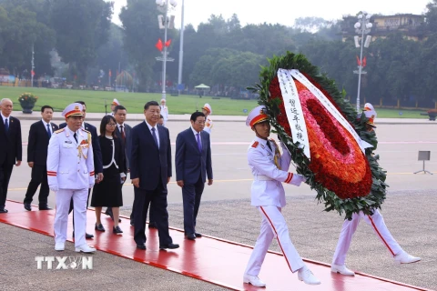 Tổng Bí thư, Chủ tịch nước Trung Quốc Tập Cận Bình cùng Đoàn Đại biểu Cấp cao Trung Quốc đến đặt vòng hoa và vào Lăng viếng Chủ tịch Hồ Chí Minh. (Ảnh: Văn Điệp/TTXVN)