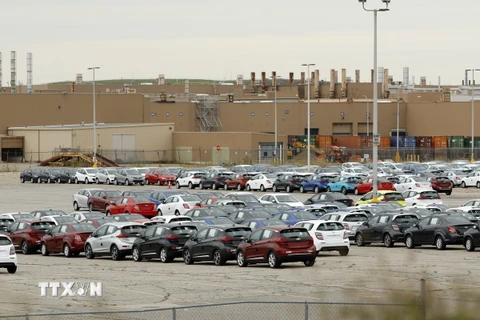 Các mẫu xe Chevrolet Sonic và Bolt EUV tại bãi đỗ bên ngoài một nhà máy lắp ráp của General Motors (GM) ở bang Michigan, Mỹ. (Ảnh: AFP/TTXVN)