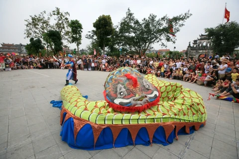 Múa giảo long tại lễ hội đình Lệ Mật. (Nguồn: Di tích lịch sử-văn hóa Hà Nội)