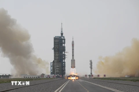 Tên lửa đẩy Trường Chinh-2F mang theo tàu vũ trụ Thần Châu-16 rời bệ phóng, tại Trung tâm phóng vệ tinh Tửu Tuyền ở Tây Bắc Trung Quốc ngày 30/5/2023. (Ảnh: THX/TTXVN)