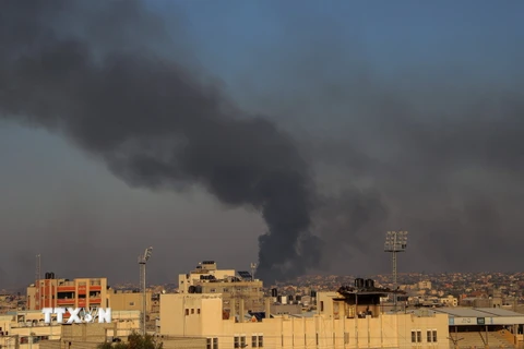 Khói bốc lên sau cuộc không kích của Israel xuống Dải Gaza ngày 15/12/2023. (Ảnh: THX/TTXVN)