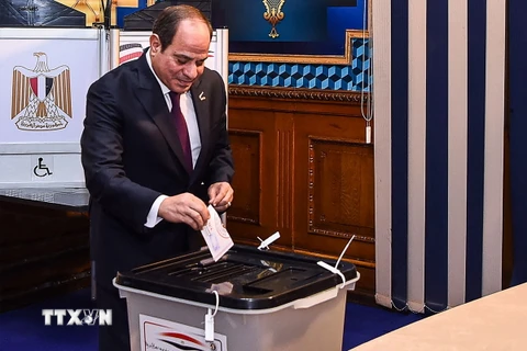 Tổng thống Ai Cập Abdel-Fattah al-Sisi bỏ phiếu tại điểm bầu cử ở Cairo, ngày 10/12/2023. (Ảnh: AFP/TTXVN)