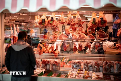 Khách hàng chọn mua thực phẩm tại cửa hàng ở trong siêu thị ở Walthamstow, phía Đông London, Anh. (Ảnh: AFP/TTXVN)