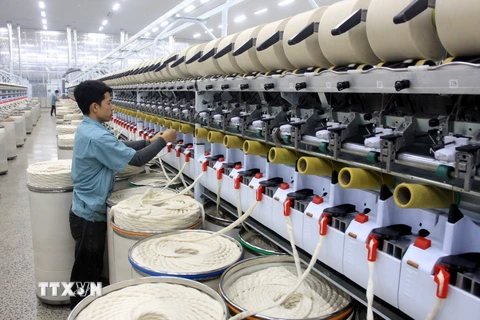 Sản xuất sợi tại Cụm Công nghiệp Vũ Ninh, huyện Kiến Xương. (Ảnh: Thế Duyệt/TTXVN)