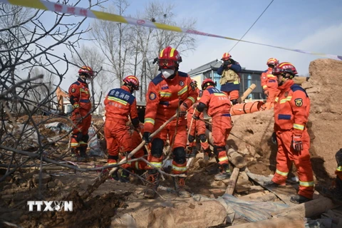 Nhân viên cứu hộ làm nhiệm vụ tại hiện trường động đất ở thành phố Hải Đông, tỉnh Thanh Hải, Trung Quốc ngày 19/12/2023. (Ảnh: THX/TTXVN)