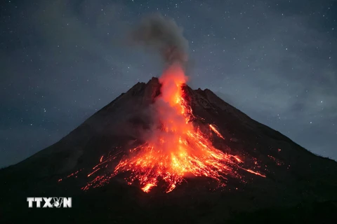 Dung nham phun trào từ núi lửa Merapi ở Magelang, Indonesia, ngày 23/5/2023. (Ảnh: AFP/TTXVN)