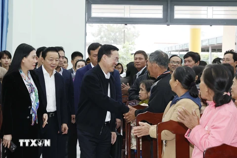 Chủ tịch nước Võ Văn Thưởng thăm, tặng quà nhân dân xã nông thôn mới Bình Thuận