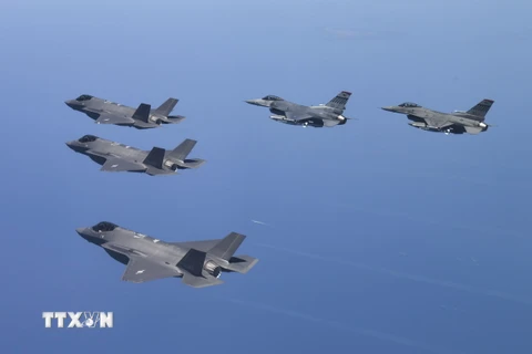 Chiến đấu cơ tàng hình F-35A của Hàn Quốc và tiêm kích F-16 của Mỹ tham gia tập trận không quân Buddy Squadron tại Cheongju, ngày 28/7/2023. (Ảnh: YONHAP/TTXVN)