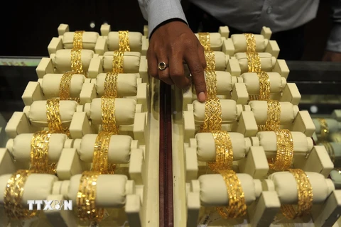 Vàng trang sức được bày bán tại tiệm kim hoàn ở Hyderabad, Ấn Độ. (Ảnh: AFP/TTXVN)
