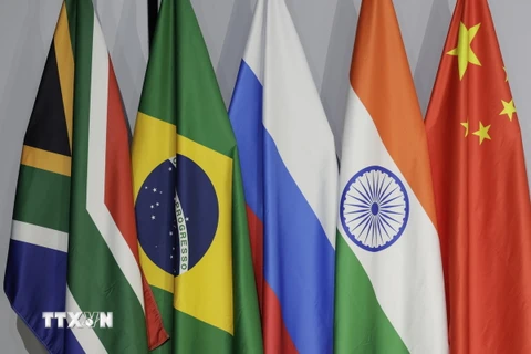 Quốc kỳ các nước thành viên BRICS. (Ảnh: AFP/TTXVN)