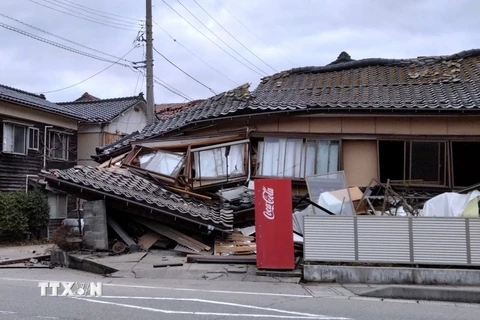 Một ngôi nhà ở Wajima, tỉnh Ishikawa, Nhật Bản bị hư hại sau động đất ngày 1/1/2024. (Ảnh: Kyodo/TTXVN)