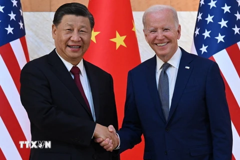 Chủ tịch Trung Quốc Tập Cận Bình (trái) và Tổng thống Mỹ Joe Biden tại cuộc gặp ở Bali, Indonesia ngày 14/11/2022. (Ảnh: AFP/TTXVN)