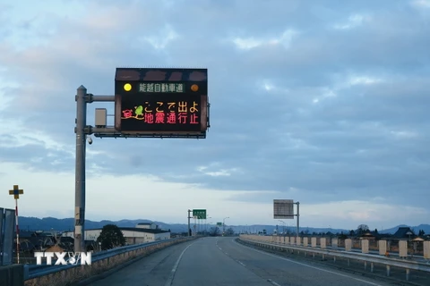 Một biển báo trên đường cao tốc thông tin cho các tài xế về trận động đất tại tỉnh Toyama, Nhật Bản ngày 1/1/2024. (Ảnh: THX/TTXVN)