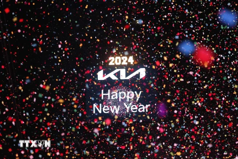 Khoảnh khắc đón Năm mới cùng với màn thả Quả cầu pha lê tại Quảng trường Thời đại ở thành phố New York (Mỹ) ngày 1/1/2024. (Ảnh: AFP/TTXVN)