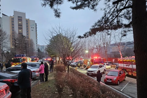 Hiện trường vụ hỏa hoạn tại một tòa nhà chung cư ở Gunpo, cách Seoul khoảng 24km về phía nam. (Nguồn: Yonhap)