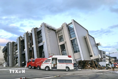 Các tòa nhà nghiêng ngả, đổ sập sau động đất cực mạnh ở Nhật Bản