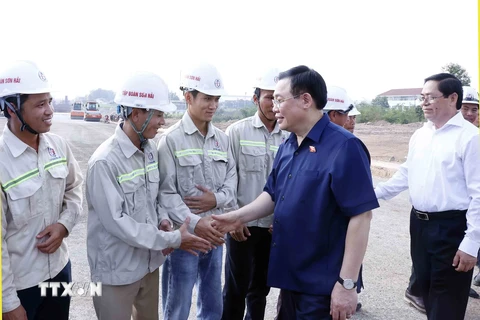 Hình ảnh Chủ tịch Quốc hội kiểm tra tiến độ xây dựng cao tốc Biên Hòa-Vũng Tàu