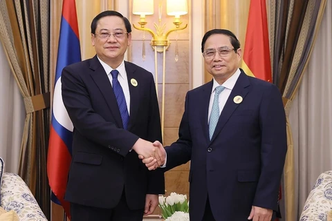 Thủ tướng Phạm Minh Chính và Thủ tướng Lào Sonexay Siphandone. (Ảnh: Dương Giang/TTXVN)