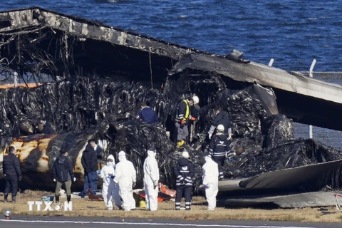Giới chức Nhật Bản kiểm tra chiếc máy bay Airbus A350 bị cháy rụi sau vụ va chạm, ngày 4/1/2024. (Ảnh: Kyodo/TTXVN)