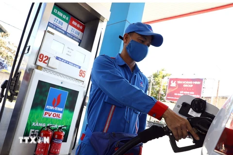 Bán xăng tại cửa hàng xăng dầu của PVOIL tại huyện Vũ Thư, Thái Bình. (Ảnh: Huy Hùng/TTXVN)