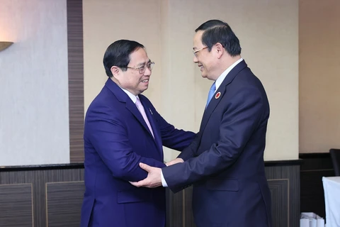 Thủ tướng Phạm Minh Chính và Thủ tướng Lào Sonexay Siphandone trong cuộc gặp tại Tokyo, Nhật Bản vào sáng 17/12/2023. (Ảnh: Dương Giang/TTXVN)