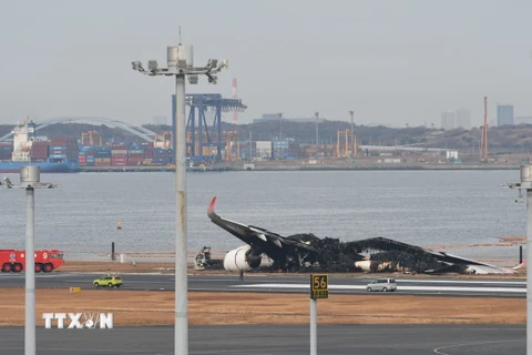Máy bay của hãng hàng không Nhật Bản Japan Airlines cháy rụi sau vụ va chạm với máy bay của Lực lượng bảo vệ bờ biển tại sân bay Haneda ở Tokyo, ngày 3/1/2024. (Ảnh: THX/TTXVN)