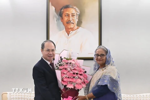 Đại sứ Việt Nam tại Bangladesh Nguyễn Mạnh Cường tặng hoa chúc mừng Thủ tướng Sheikh Hasina. (Ảnh: TTXVN phát)