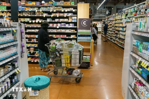 Khách hàng mua sắm tại một siêu thị ở Atlanta, Georgia, Mỹ. (Ảnh: AFP/TTXVN)
