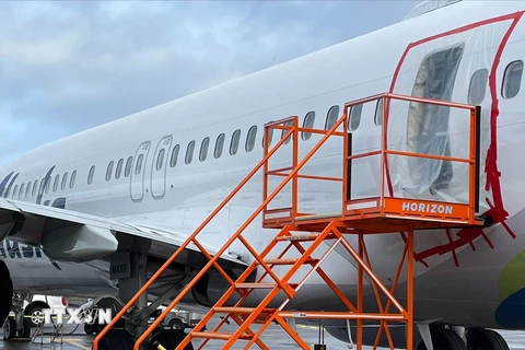 Máy bay Boeing 737 MAX 9 với một phần thân bị bung ra, tại Portland, bang Oregon, Mỹ ngày 8/1/2024. (Ảnh: AFP/TTXVN)