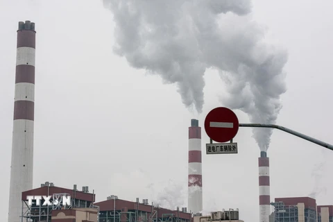Khí thải bốc lên từ một nhà máy điện ở Thượng Hải, Trung Quốc. (Ảnh: AFP/TTXVN)