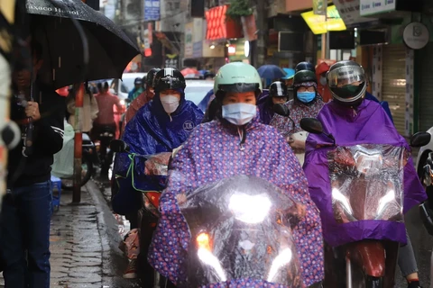 Thủ đô Hà Nội nhiều mây, có mưa và mưa nhỏ; trời rét. (Ảnh: Hoài Nam/Vietnam+)