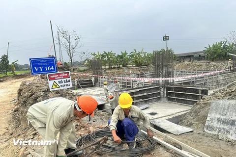 Thi công vị trí 164 dự án đường dây 500kV Nhà máy Nhiệt điện Nam Định 1-Thanh Hóa. (Nguồn: Vietnam+)