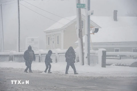 Tuyết rơi dày đặc tại Lawrence, bang Massachusetts, Mỹ ngày 7/1/2024. (Ảnh: AFP/TTXVN)