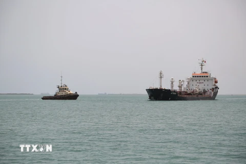 Tàu thuyền di chuyển tại cảng Saleef, ngoài khơi tỉnh Hodeida (Yemen), phía Tây Biển Đỏ. (Nguồn: AFP/TTXVN)