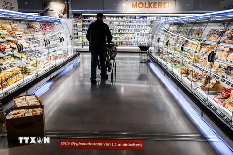 Người dân mua sắm tại siêu thị ở Duesseldorf, Đức. (AFP/TTXVN)