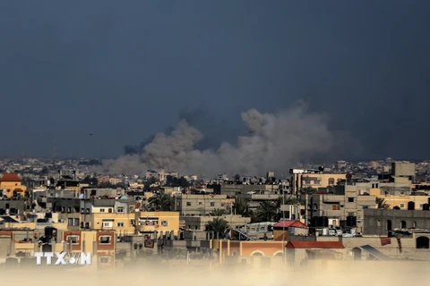 Khói bốc lên sau vụ không kích của Israel xuống thành phố Khan Younis, Dải Gaza ngày 15/1/2024. (Ảnh: THX/TTXVN)