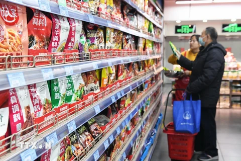 Người dân chọn mua hàng trong siêu thị ở Hà Bắc, Trung Quốc, ngày 9/12/2023. (Ảnh: THX/TTXVN)