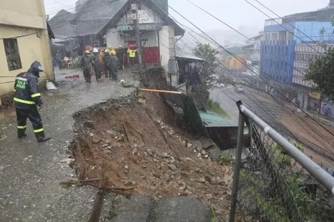Philippines thường xuyên hứng chịu thảm họa thiên tai của bão như mưa lớn, lũ quét gây lở đất. (Nguồn: AP)