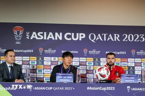 Huấn luyện viên trưởng Shin Tae Yong và cầu thủ Jordi Amat của Đội tuyển Indonesia tại cuộc họp báo. (Ảnh: Hoàng Linh/TTXVN)