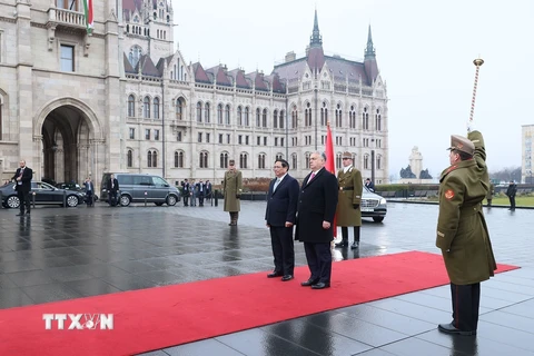 Hình ảnh Thủ tướng Hungary chủ trì Lễ đón Thủ tướng Phạm Minh Chính